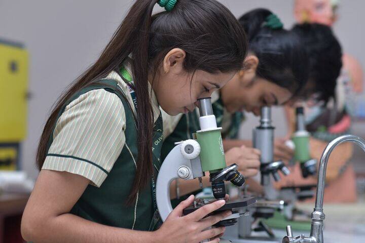 Olivia Enlightened English School-Biology Lab
