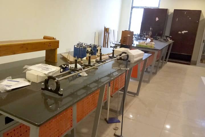 Saraswati Devi International School-Physics Lab