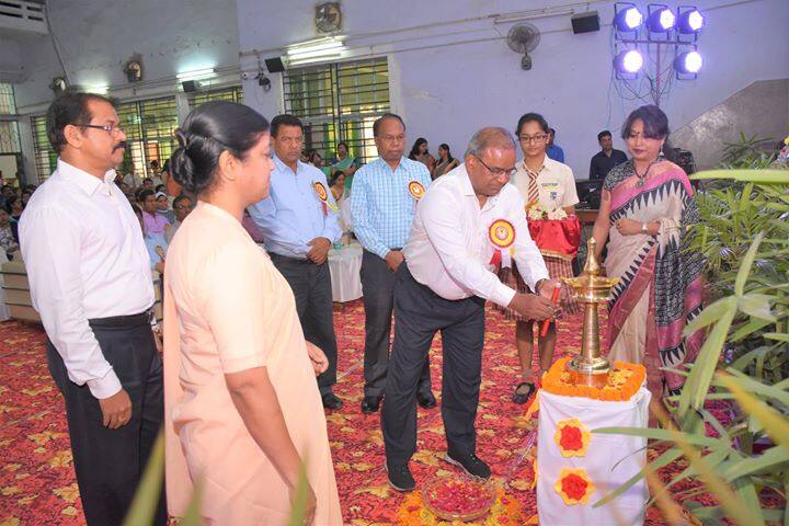 De Nobili School-Lighting The Lamp