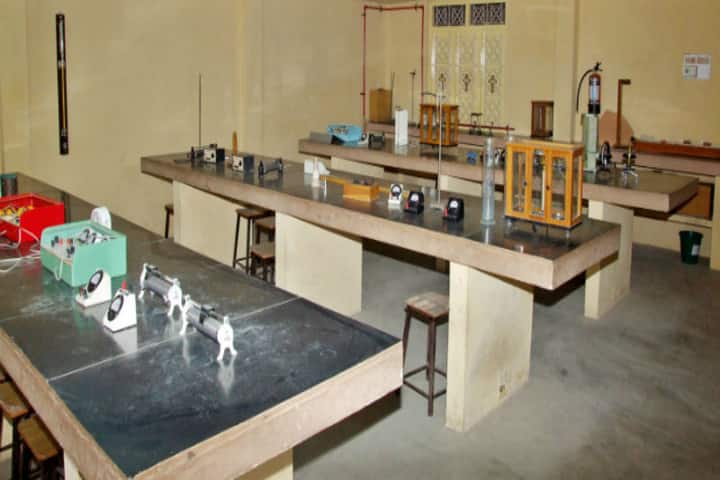 Delhi Public School-Physics Lab