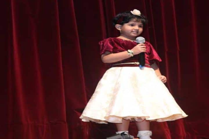 Indian Education Societys Manik Vidyamandir-Singing