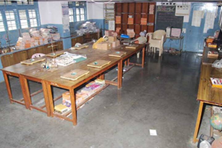 Loreto English School - Physics lab