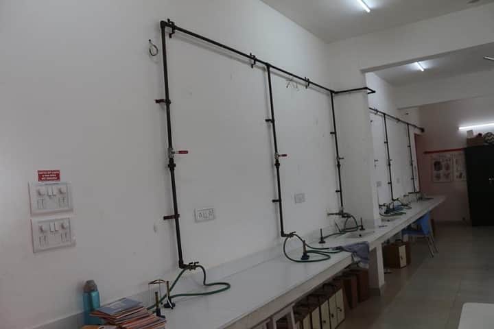 Dr C L Metha Sishya O M R School-Laboratory