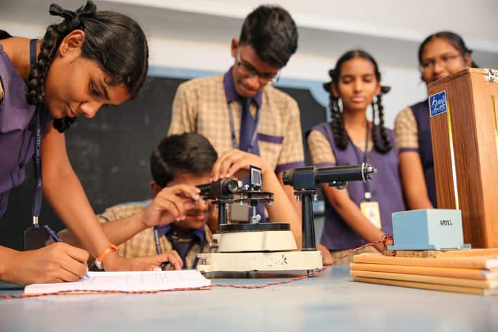 Shiksha Greenwoods School-Physics Lab