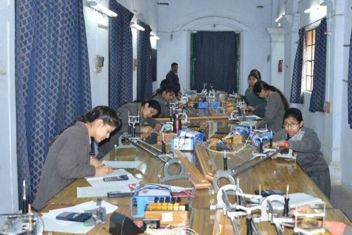 Emma Thompson School-Physics Lab