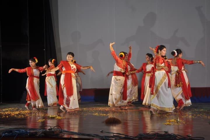 Modern English Academy-Dancing Activity