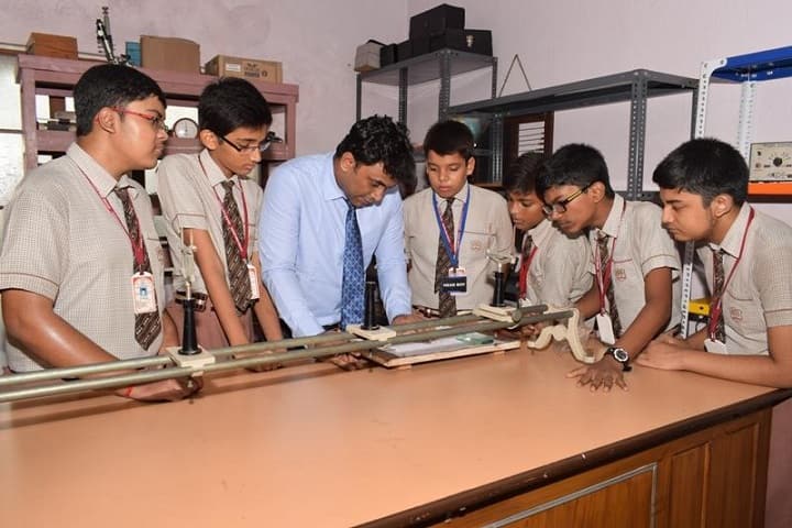 Oxford High School-Physics Lab