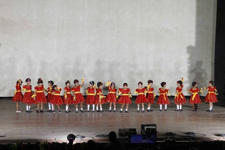 Burdwan Holy Child School-Lkg students dances