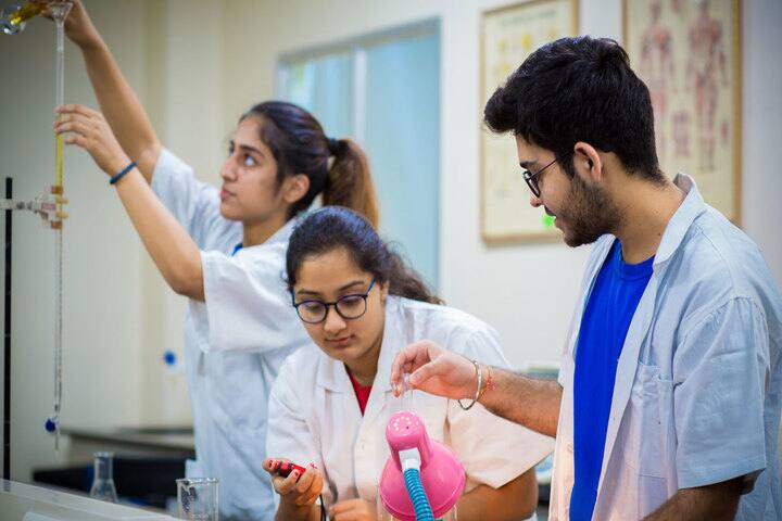 D Y Patil International School-Chemistry Lab