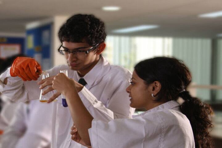 Ecole Mondiale World School - Chemistry Lab