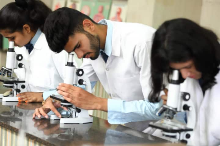 The Universal School, Ghatkopar - Physics Lab
