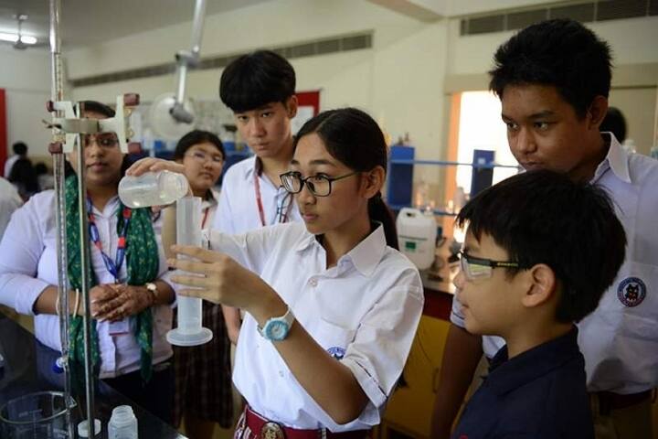 Meenakshi World School-Chemistry Lab