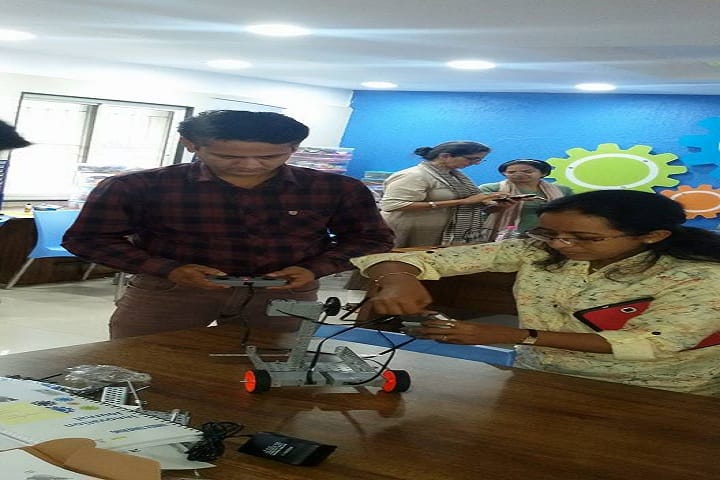 Rani Laxmibai Mulinchi Sainiki Shala-IT lab