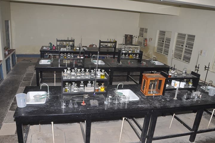 BES Evening PU College of Arts And Commerce-Chemistry Lab