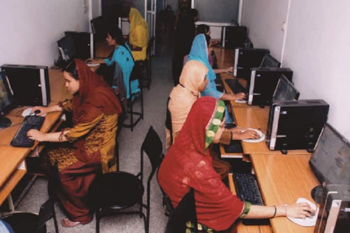 Jame Ul Uloom Pre University College for Girls-Computer Lab