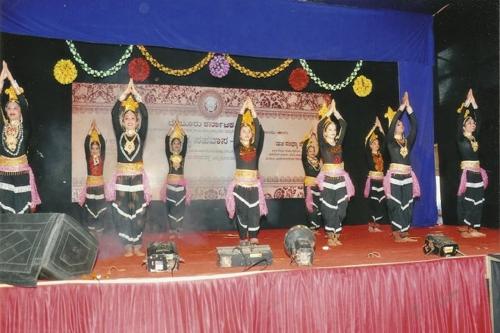 Chembur Karnataka High School-Group Dance