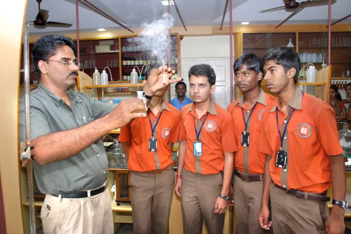 Expert Pre-University College-Chemistry-Lab