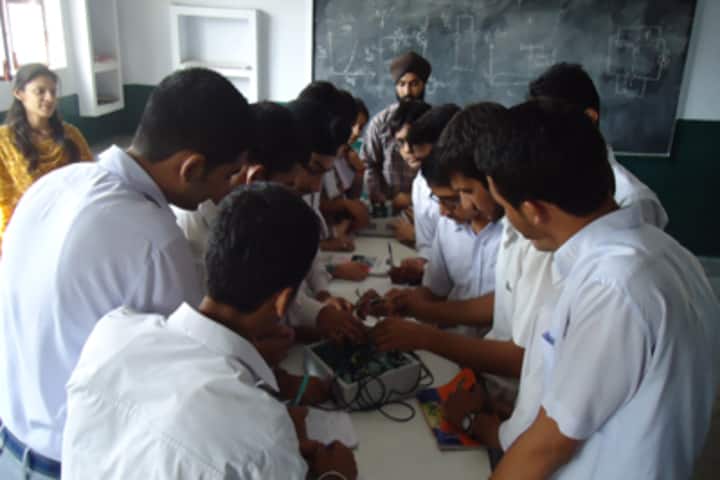 Shiksha Niketan Senior Secondary School-Physics Lab