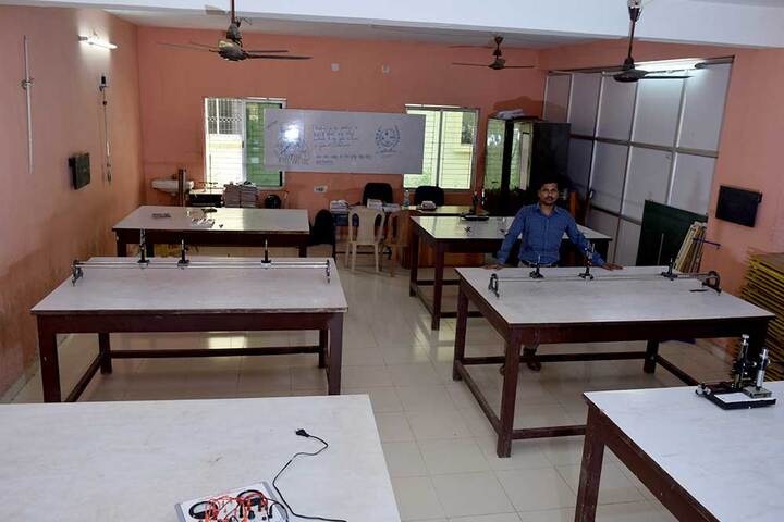 NIIS Higher Secondary School-Physic Lab