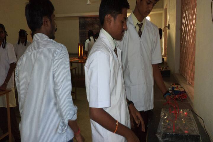 Kongu Vellalar Matriculation Higher Secondary School-Physics Lab
