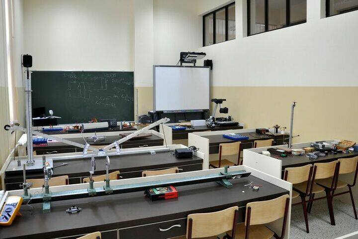 Harikisan Maloo International School-Physics Lab
