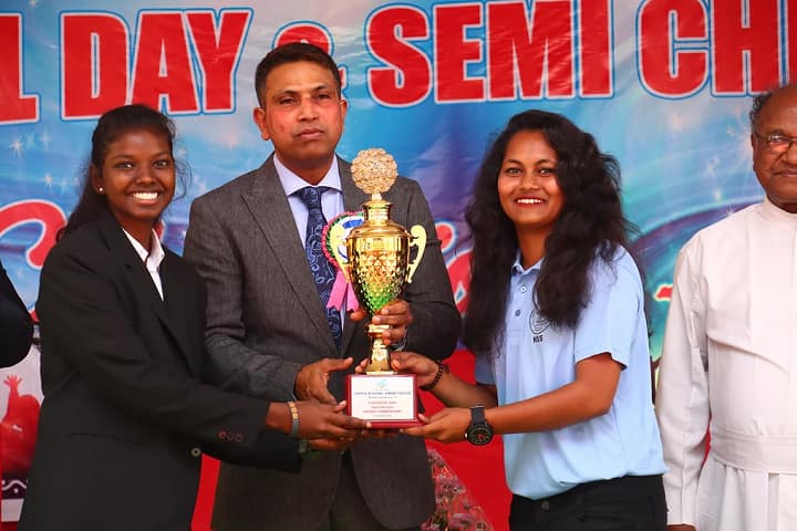 Loyola Academy Junior College-Prize
