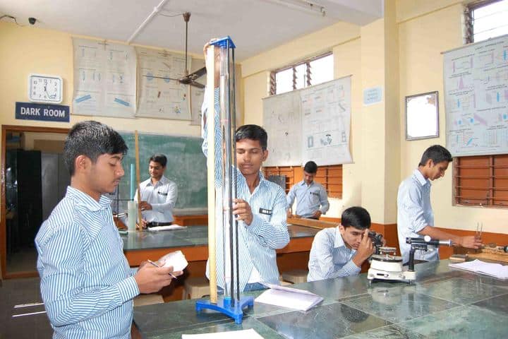 SECAB Pre-University College for Boys-Physics LAB