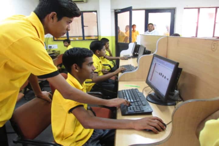 Monnet DAV public school-computer lab
