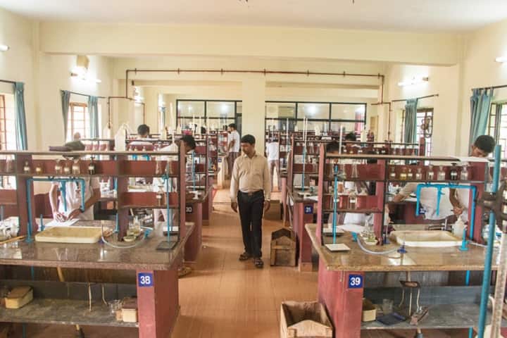Vivekananda Pre University College-Chemistry Laboratory