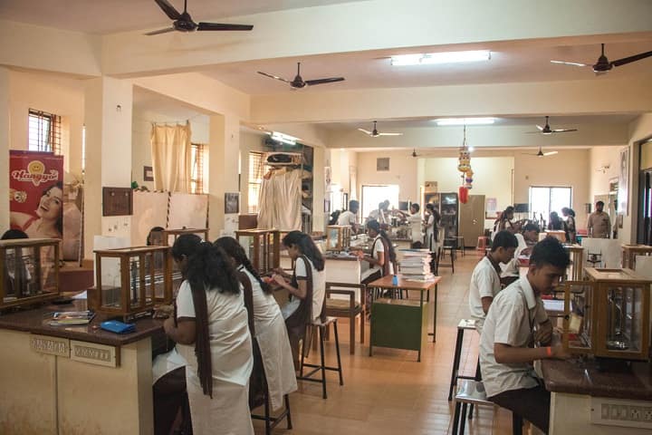 Vivekananda Pre University College-Physics Laboratory