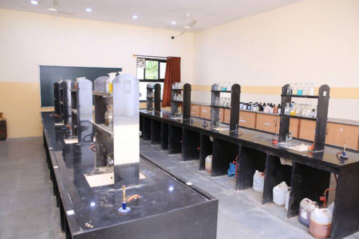 DHB Soni College-Chemistry Laboratory