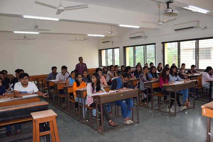 L S Raheja College Of Arts and Commerce-Classroom