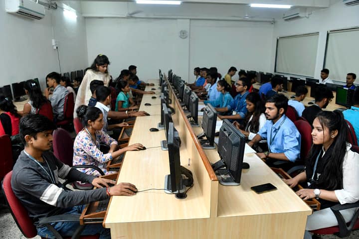 L S Raheja College Of Arts and Commerce-IT-Lab