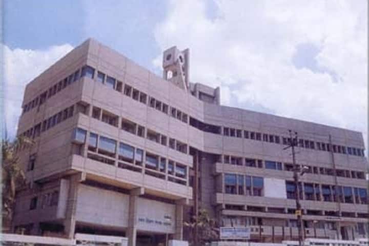 Dhananjayrao Gadgil College of Commerce-Campus View