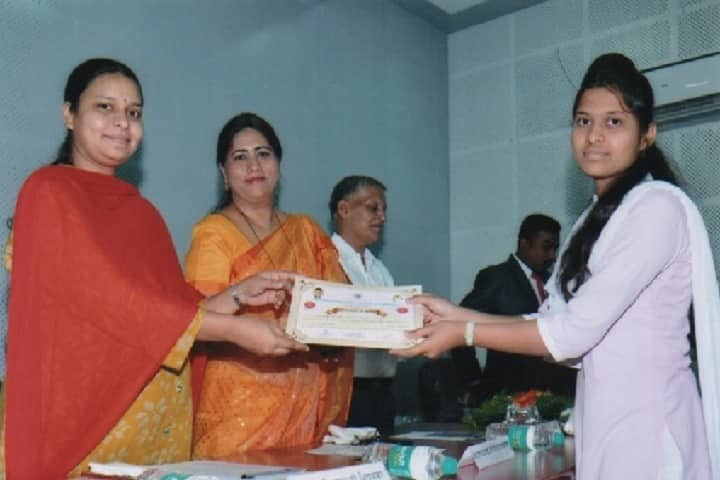 Dhananjayrao Gadgil College of Commerce-Prize Distribution