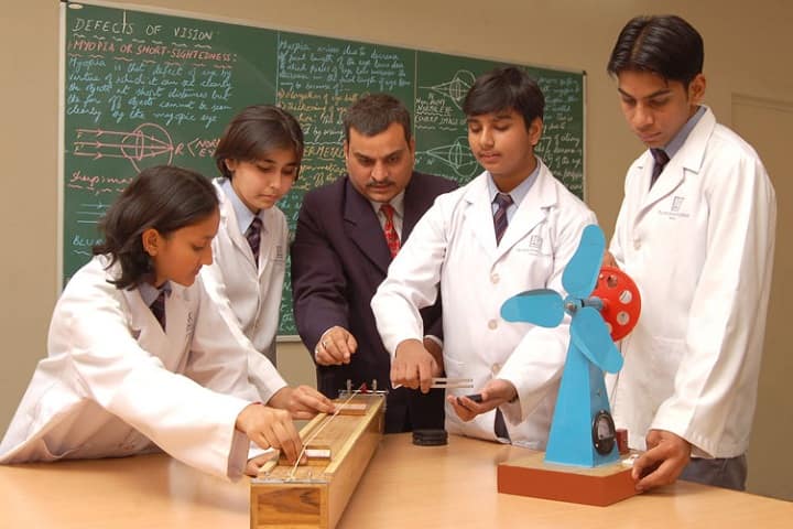 THE JAIN INTERNATIONAL SCHOOL-Physics Lab