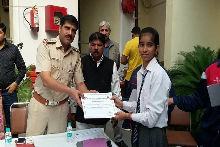 Arun Modern Public School-Certificate Distribution