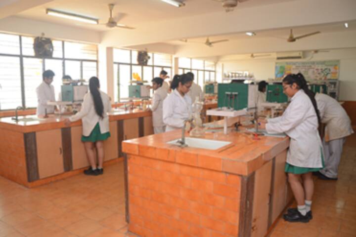 Bhatnagar International School-Chemistry Lab