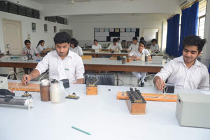 Bhatnagar International School-Physics Lab