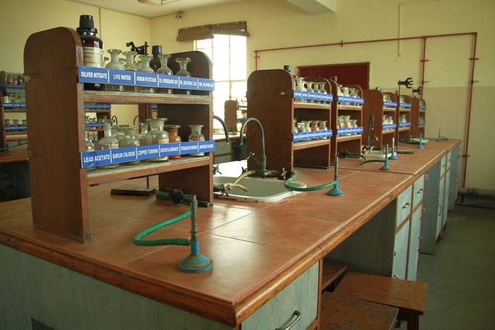 Chinmaya Vidyalaya Senior Secondary School-Chemistry Lab