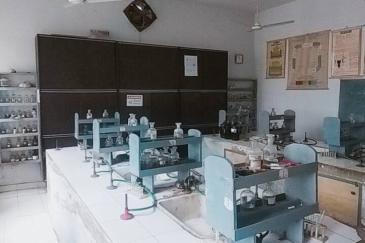 Delhi Tamil Education Association Senior Secondary School-Chemistry Lab
