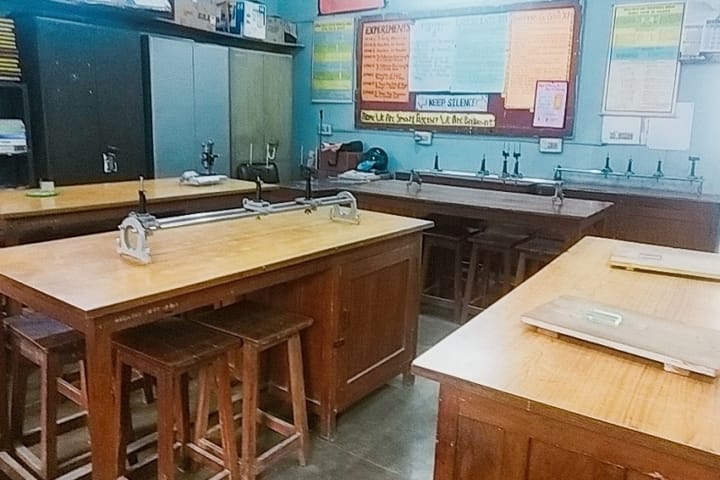 Delhi Tamil Education Association Senior Secondary School-Physics Lab