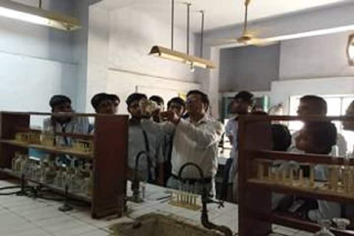 Delhi Tamil Education Association Senior Secondry School- Chemistry lab