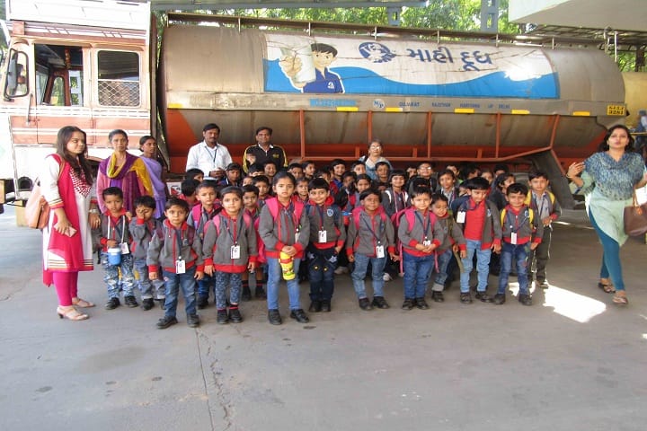 Kakubhai Parikh school-Toddlers Visit to Diary Farm