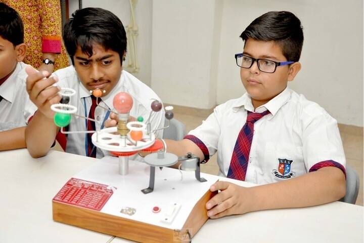 Shanti Asiatic School-Physics Lab