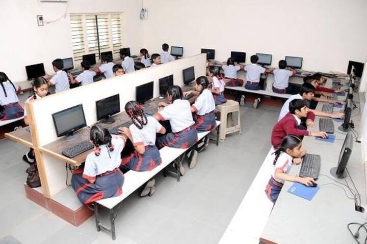 Shree Auro English School-Computer Lab