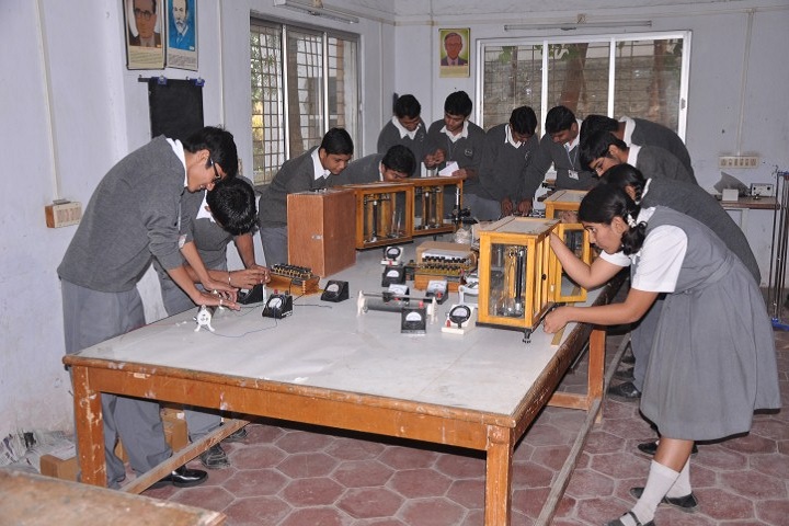 Shrimati Maniba Chunilal Patel Sanskar Vidya Bhavan-Physics Lab