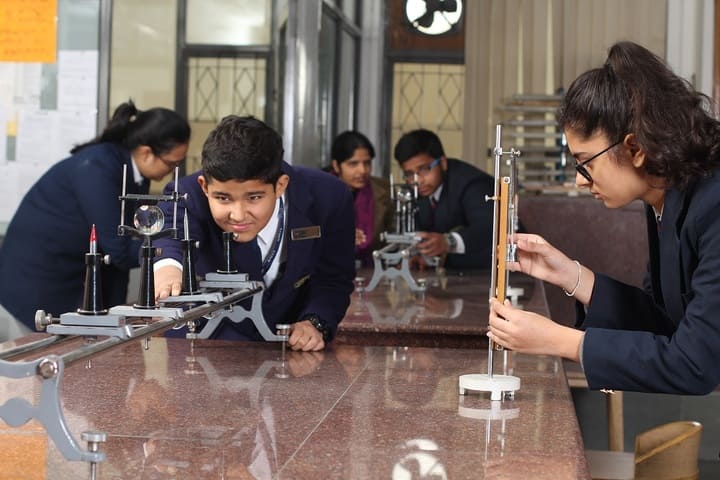 Amity International School-Lab