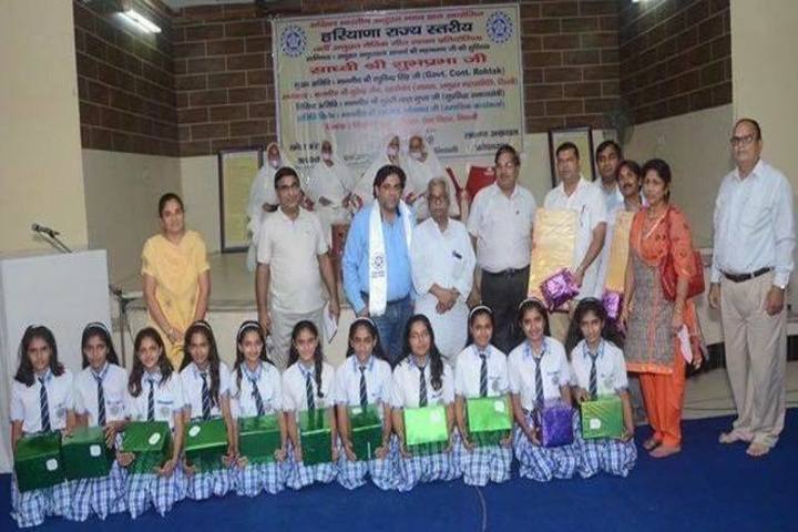 Arya Senior Secondary School-Group Photo