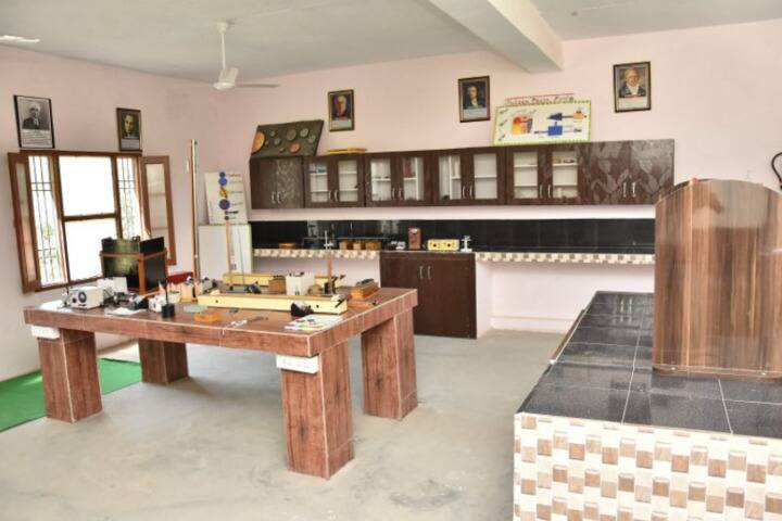 Guru Nanak Public School-PhysicsLab